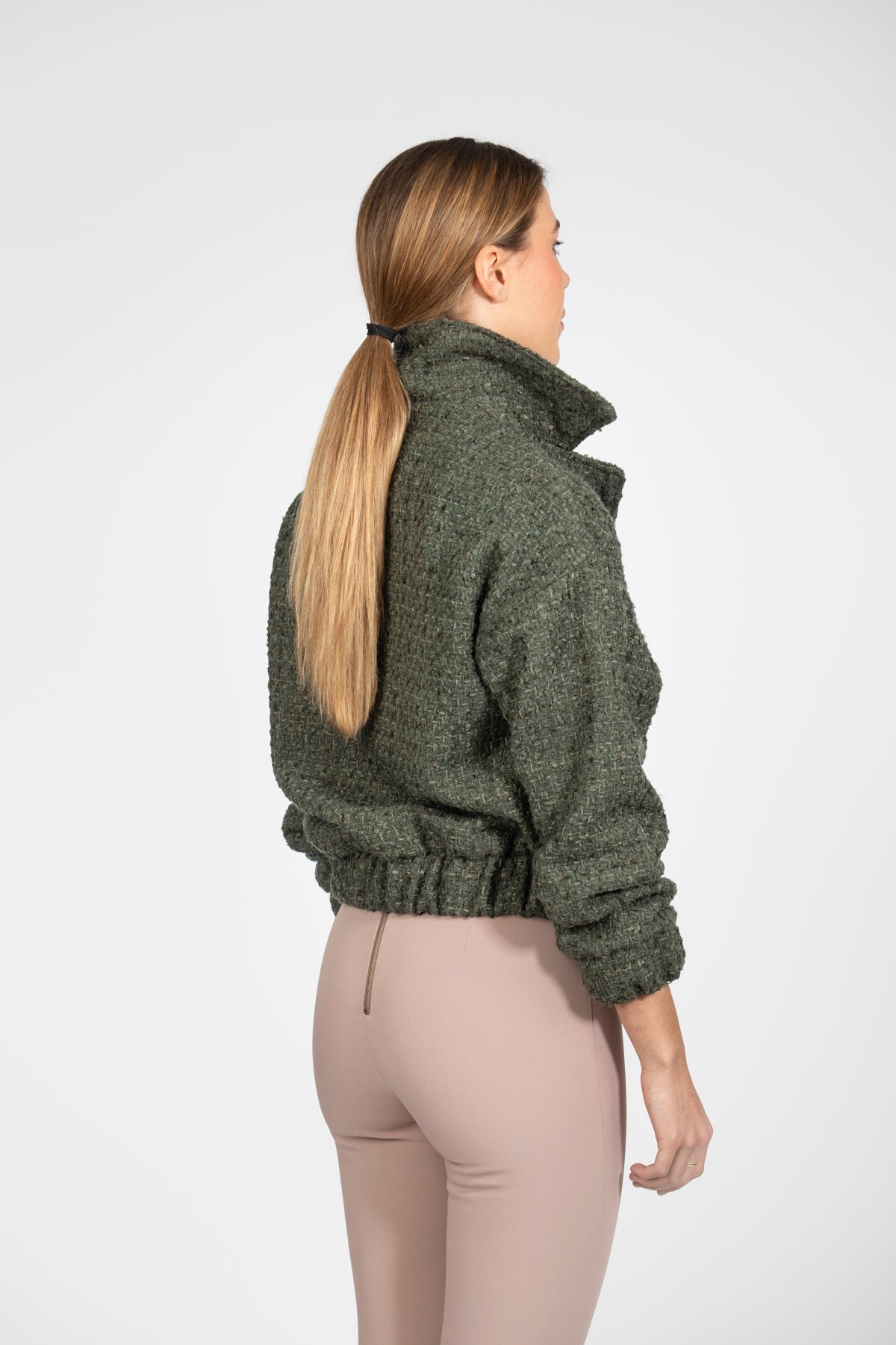 Tweed verde musgo con textura rústica y botones dorados, atrás - Kūpa