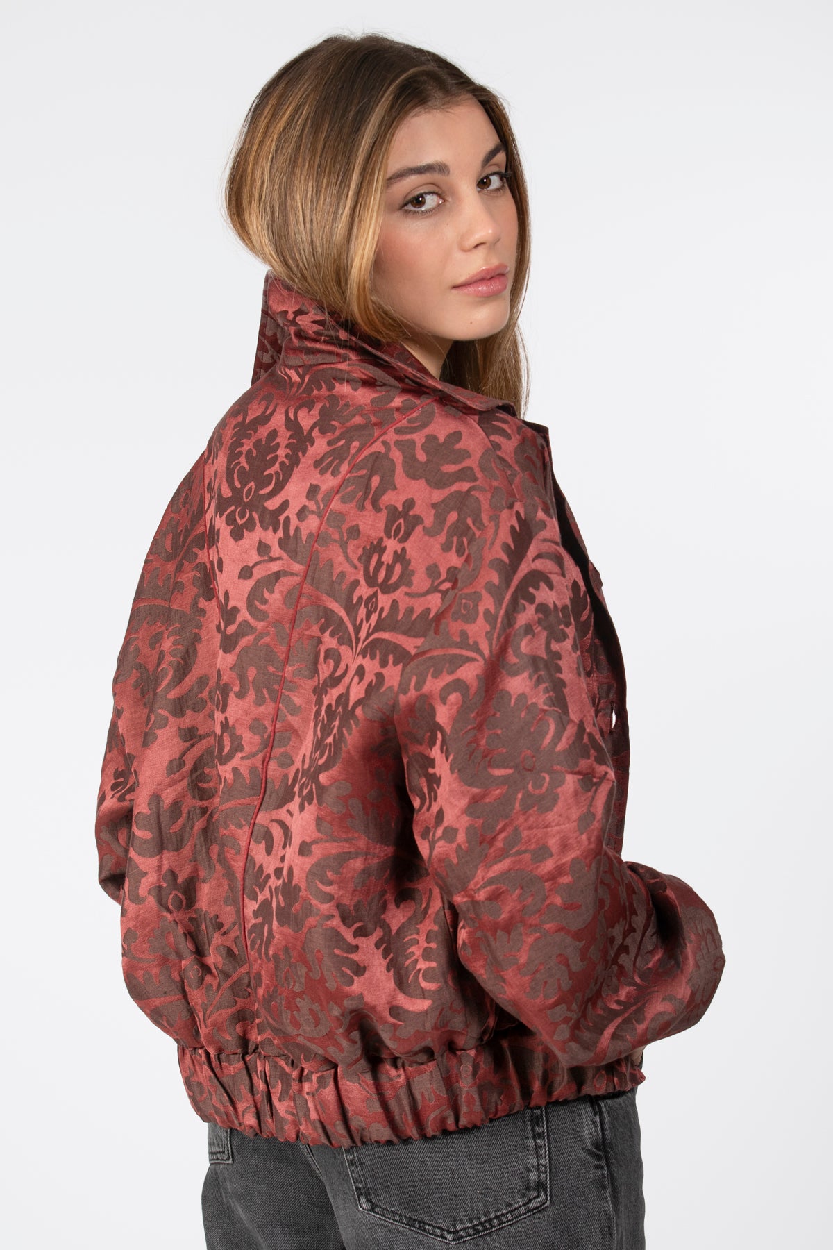 Jacquard burdeos con dibujo ornamental, atrás lado - Kūpa