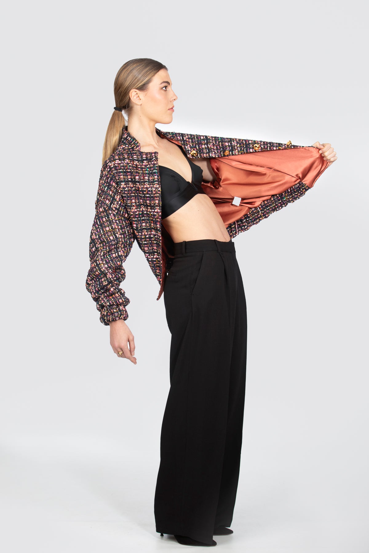 Bomber tweed con hilos multicolor. Corte recto con cuello redondo, forro - Kūpa