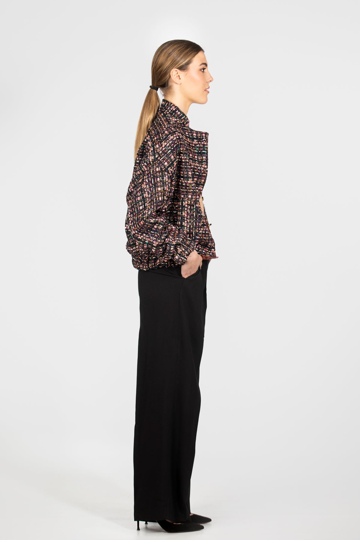 Bomber tweed con hilos multicolor. Corte recto con cuello redondo, lado - Kūpa