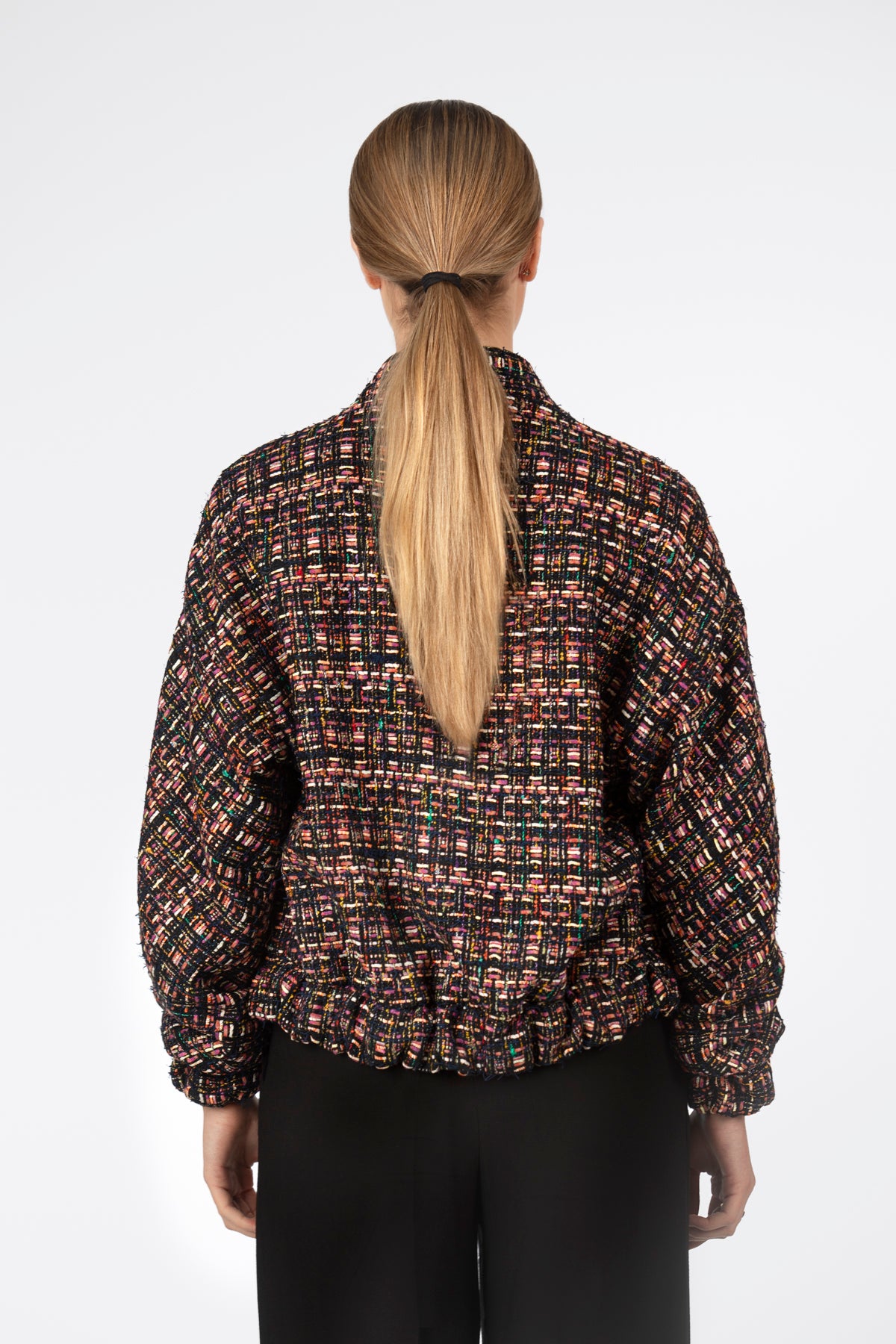 Bomber tweed con hilos multicolor. Corte recto con cuello, atrás - Kūpa