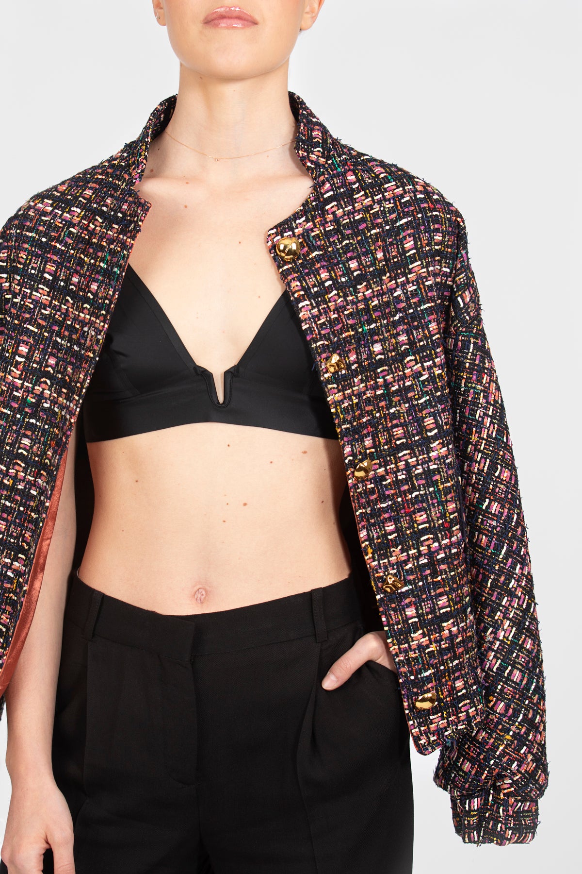 Bomber tweed con hilos multicolor. Corte recto con cuello redondo, detalle - Kūpa