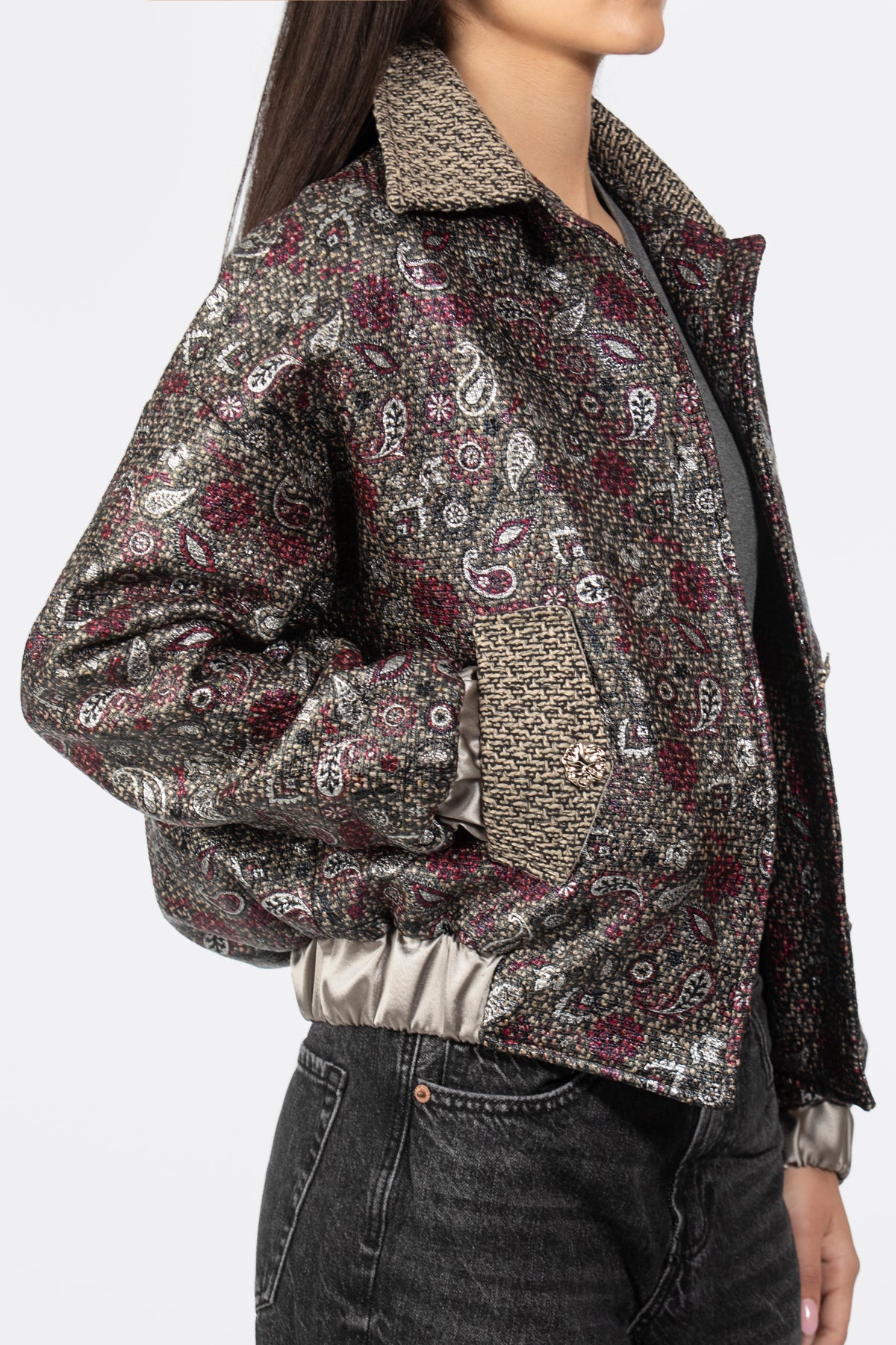 Tweed brocado en tonos plata y burdeos. Lado. Kūpa