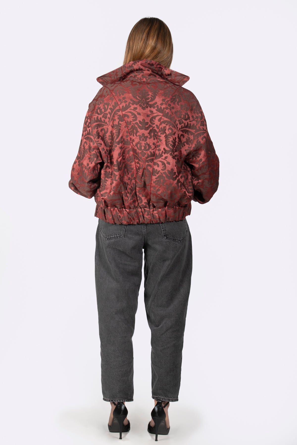 Jacquard burdeos con dibujo ornamental, atrás -  Kūpa