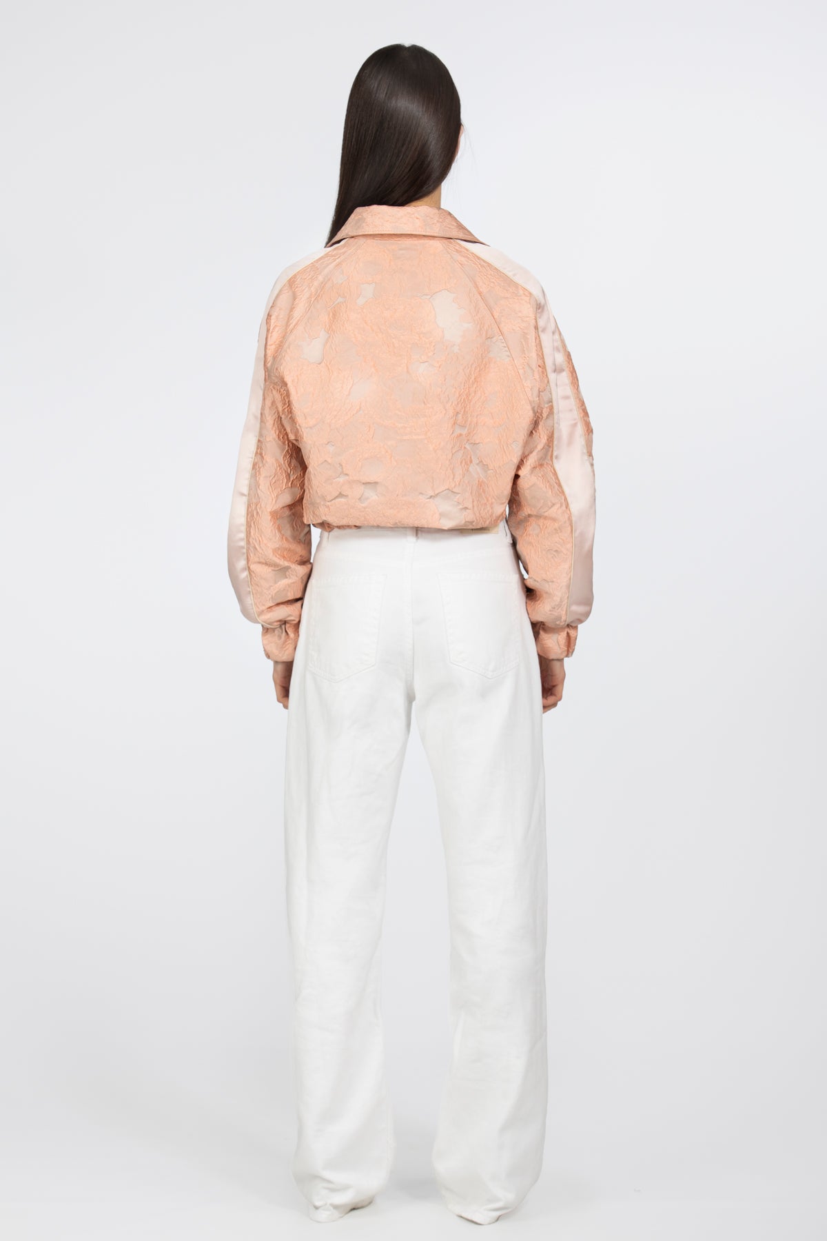 Bomber en jacquard brocado en rosa texturizado, atrás - Kūpa