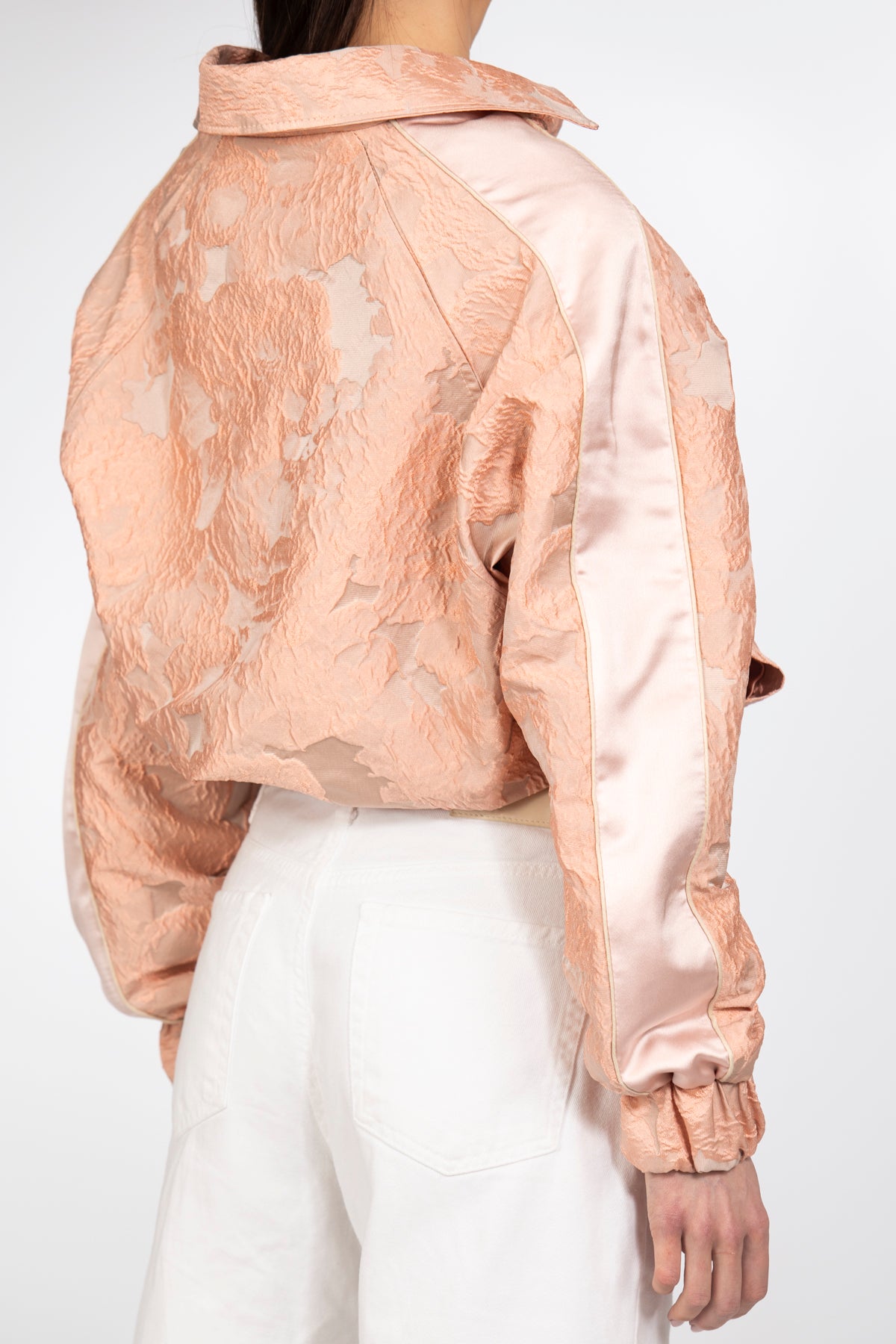 Bomber en jacquard brocado en rosa texturizado, atrás detalle - Kūpa
