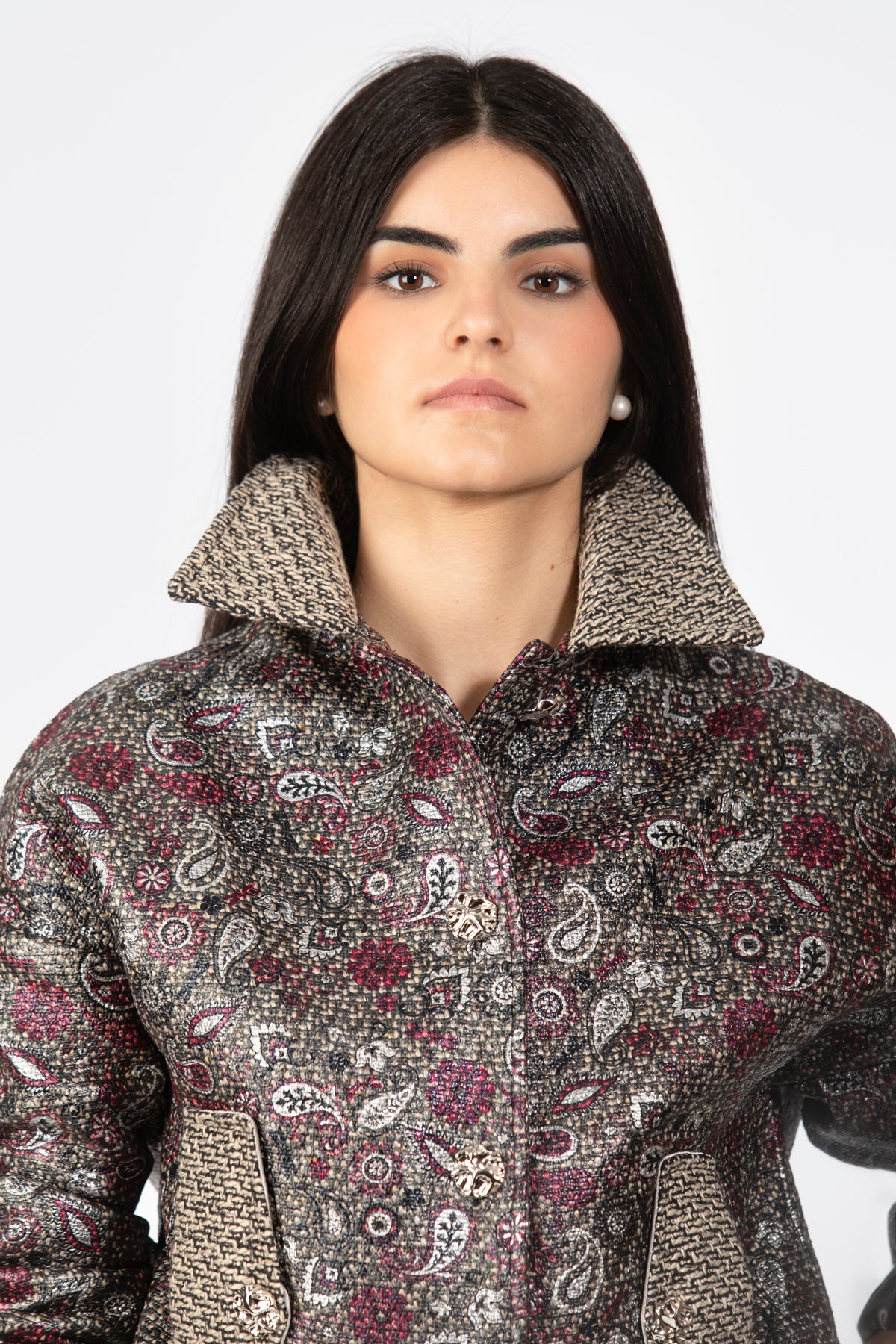 Tweed brocado en tonos plata y burdeos. Frente. Kūpa